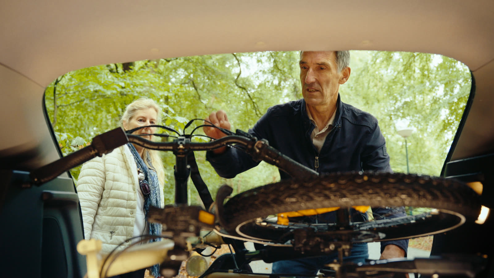 Opgevouwen FOLT vouwfiets gaat in de kofferbak van een auto