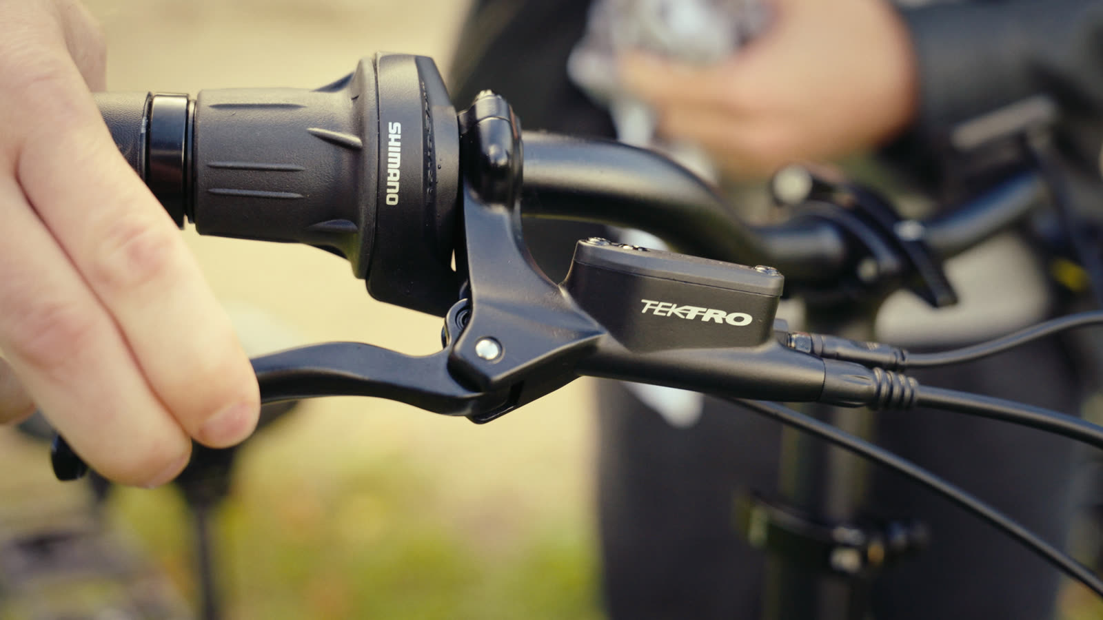 Shimano versnellingshendel en Tektro remgreep op het stuur