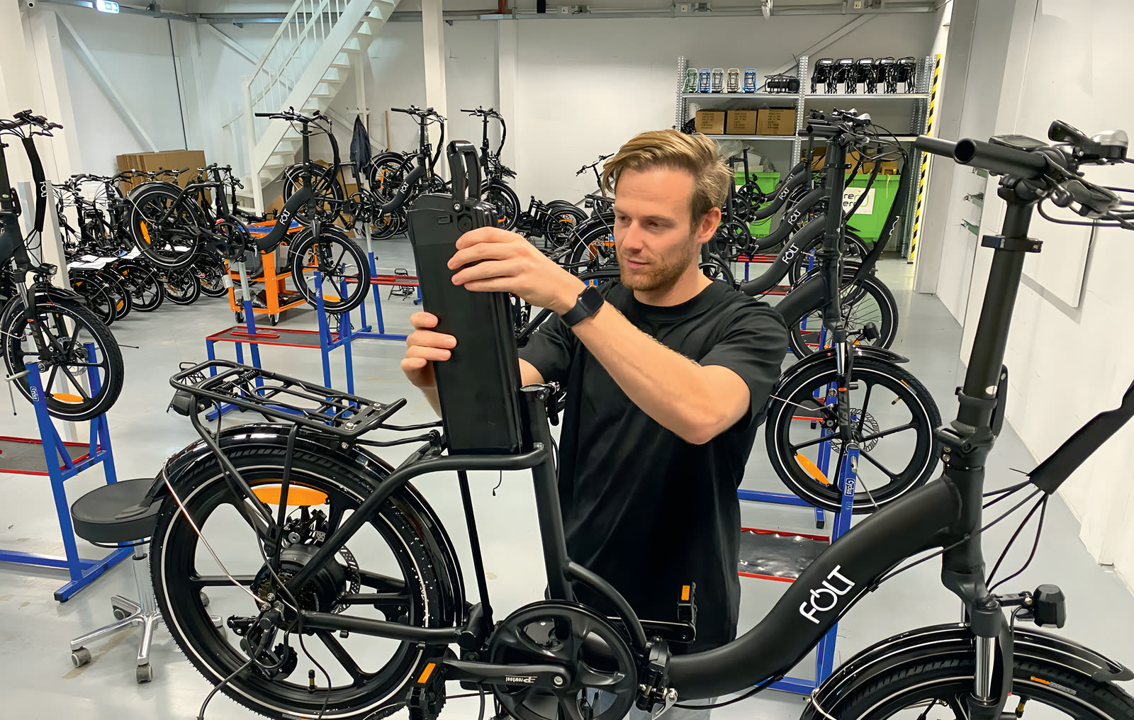 Monteur bouwt een FOLT vouwfiets in de werkplaats